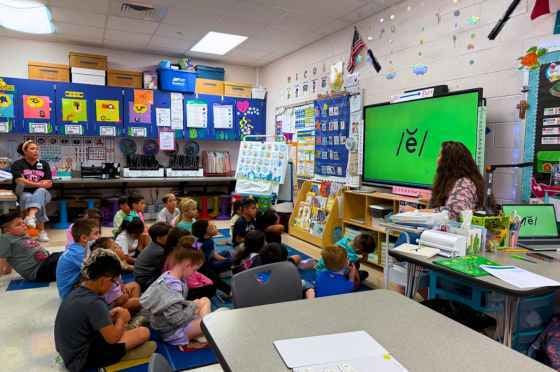 Teacher teaching the letter ë to students.